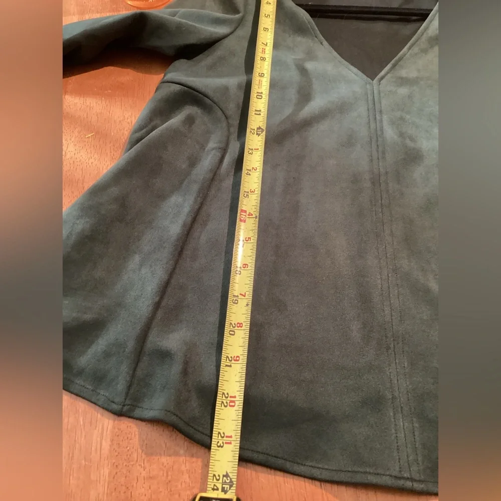 Tuckernuck Malachite Suede Easton Blouse - XS - v neck - ruffled cuff